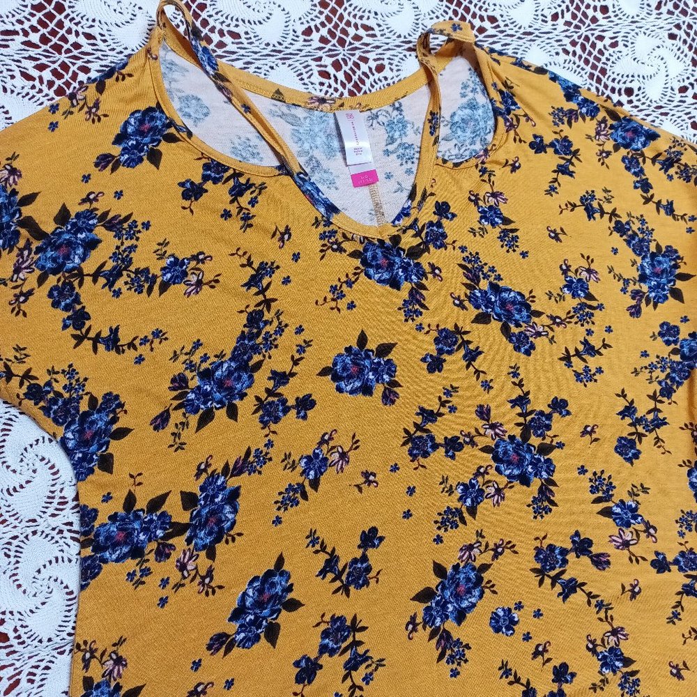 NWOT Women's Top W-20", L-26" Cold Shoulders, Large Rayon/Spandex